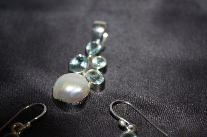 "Aqua Grace" – Set i 925 Silver med Sötvattenspärlor & Blå Topas