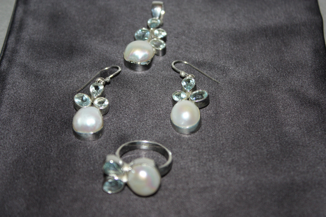 "Aqua Grace" – Set i 925 Silver med Sötvattenspärlor & Blå Topas