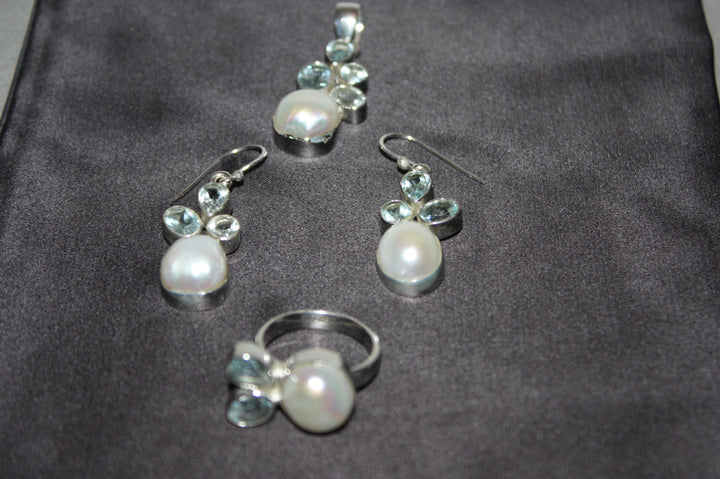 "Aqua Grace" – Set i 925 Silver med Sötvattenspärlor & Blå Topas