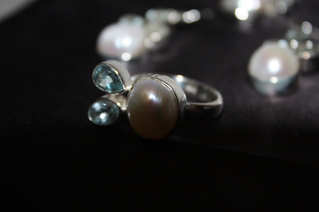 "Aqua Grace" – Set i 925 Silver med Sötvattenspärlor & Blå Topas