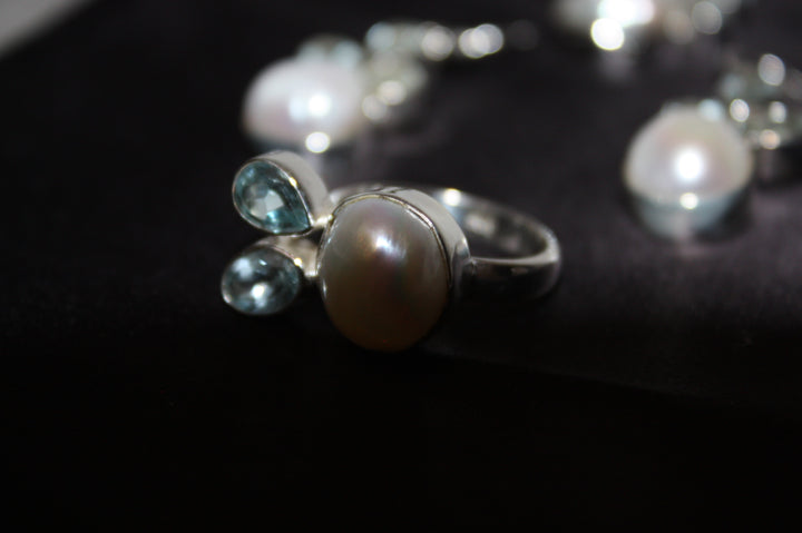 "Aqua Grace" – Set i 925 Silver med Sötvattenspärlor & Blå Topas