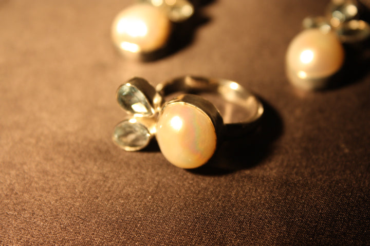 "Aqua Grace" – Set i 925 Silver med Sötvattenspärlor & Blå Topas