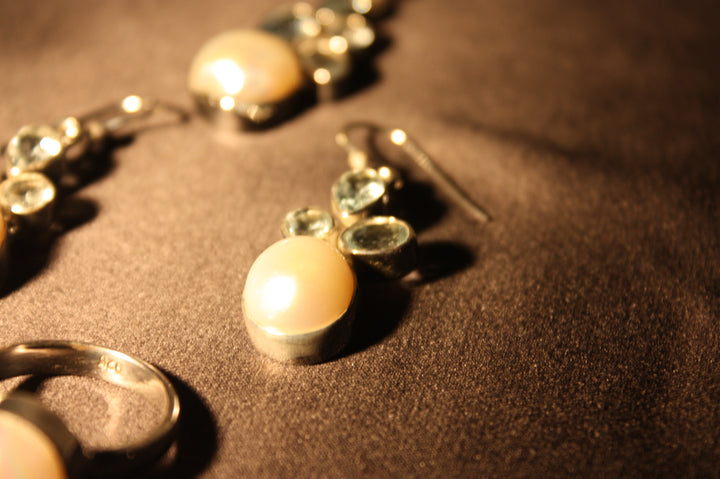 "Aqua Grace" – Set i 925 Silver med Sötvattenspärlor & Blå Topas