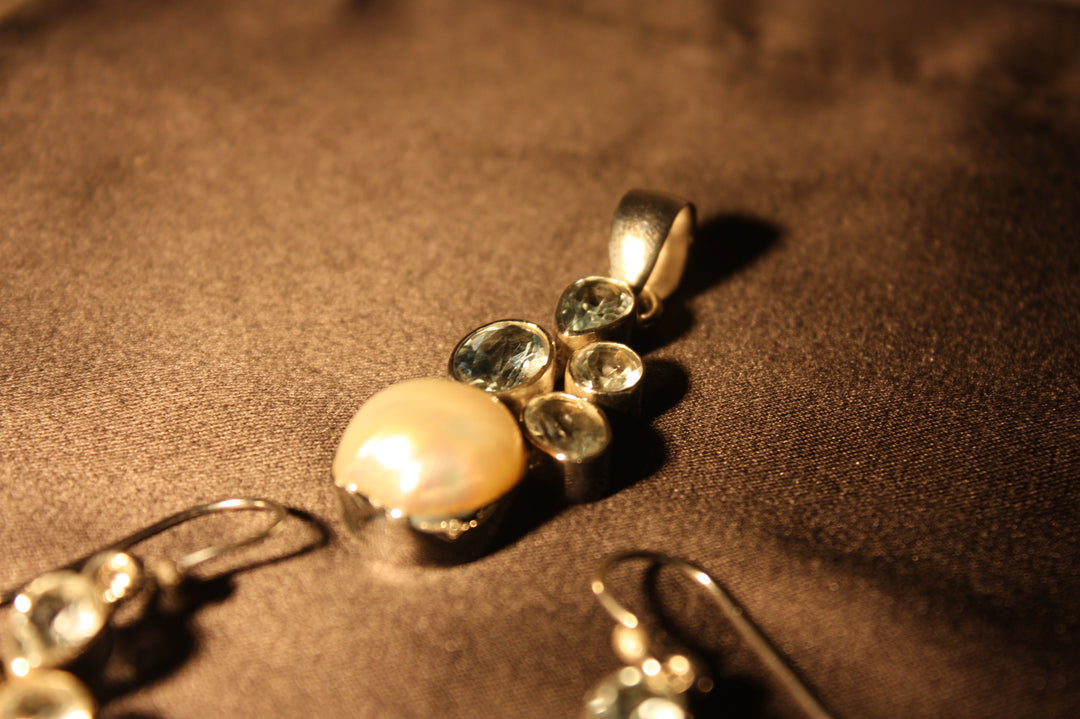 "Aqua Grace" – Set i 925 Silver med Sötvattenspärlor & Blå Topas