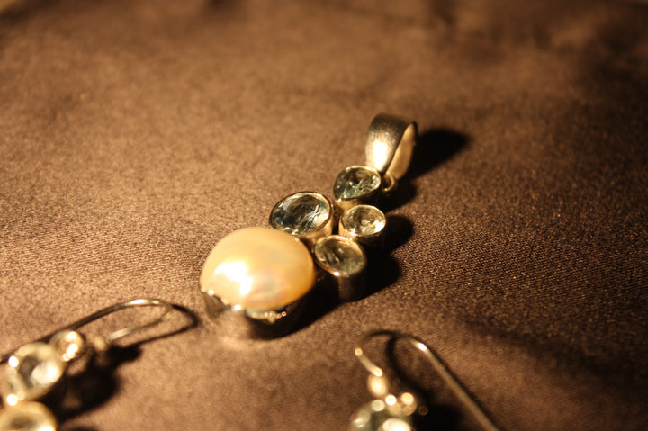 "Aqua Grace" – Set i 925 Silver med Sötvattenspärlor & Blå Topas