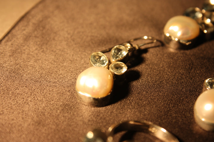 "Aqua Grace" – Set i 925 Silver med Sötvattenspärlor & Blå Topas