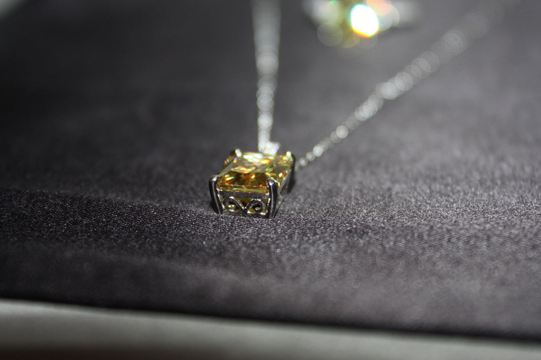 Chroma Dusk Set – Halsband & Ring i 925 Silver med Färgskiftande Prinsesslipad Sten