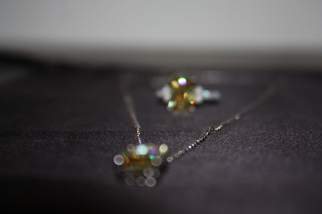 Chroma Dusk Set – Halsband & Ring i 925 Silver med Färgskiftande Prinsesslipad Sten