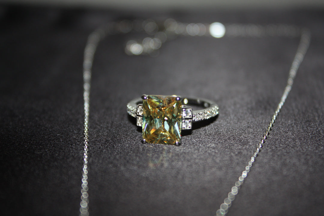 Chroma Dusk Set – Halsband & Ring i 925 Silver med Färgskiftande Prinsesslipad Sten