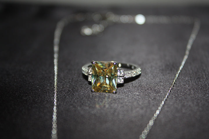 Chroma Dusk Set – Halsband & Ring i 925 Silver med Färgskiftande Prinsesslipad Sten