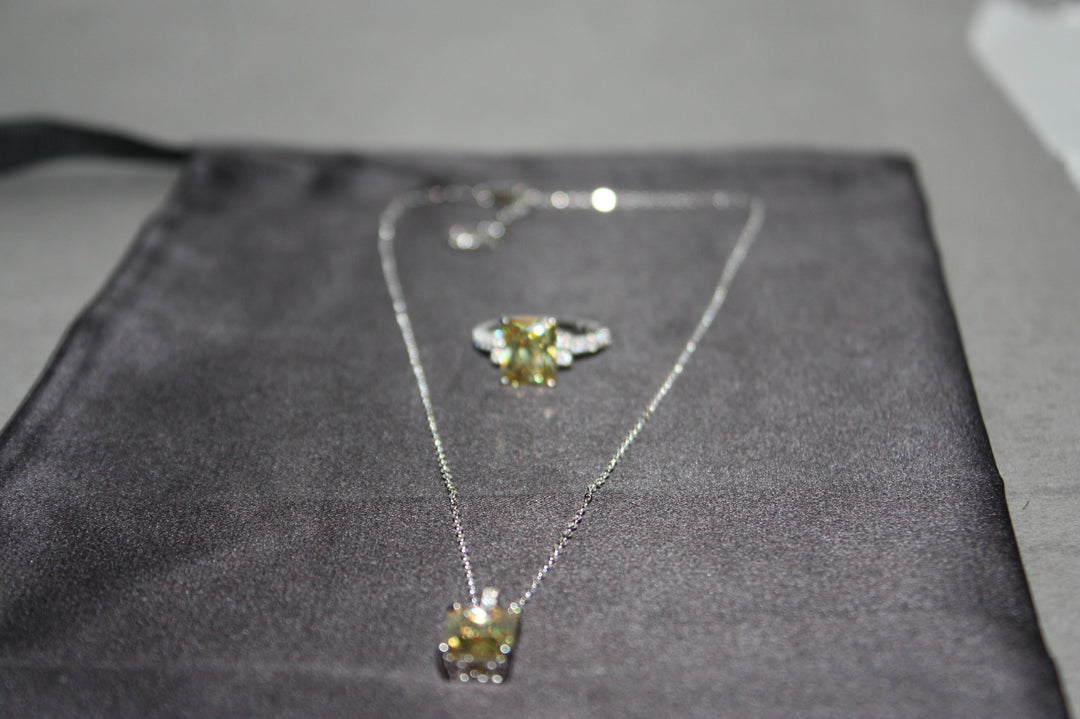 Chroma Dusk Set – Halsband & Ring i 925 Silver med Färgskiftande Prinsesslipad Sten