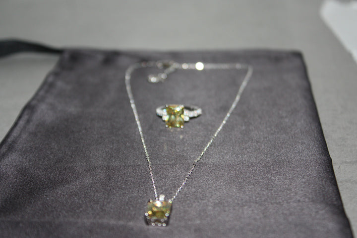 Chroma Dusk Set – Halsband & Ring i 925 Silver med Färgskiftande Prinsesslipad Sten