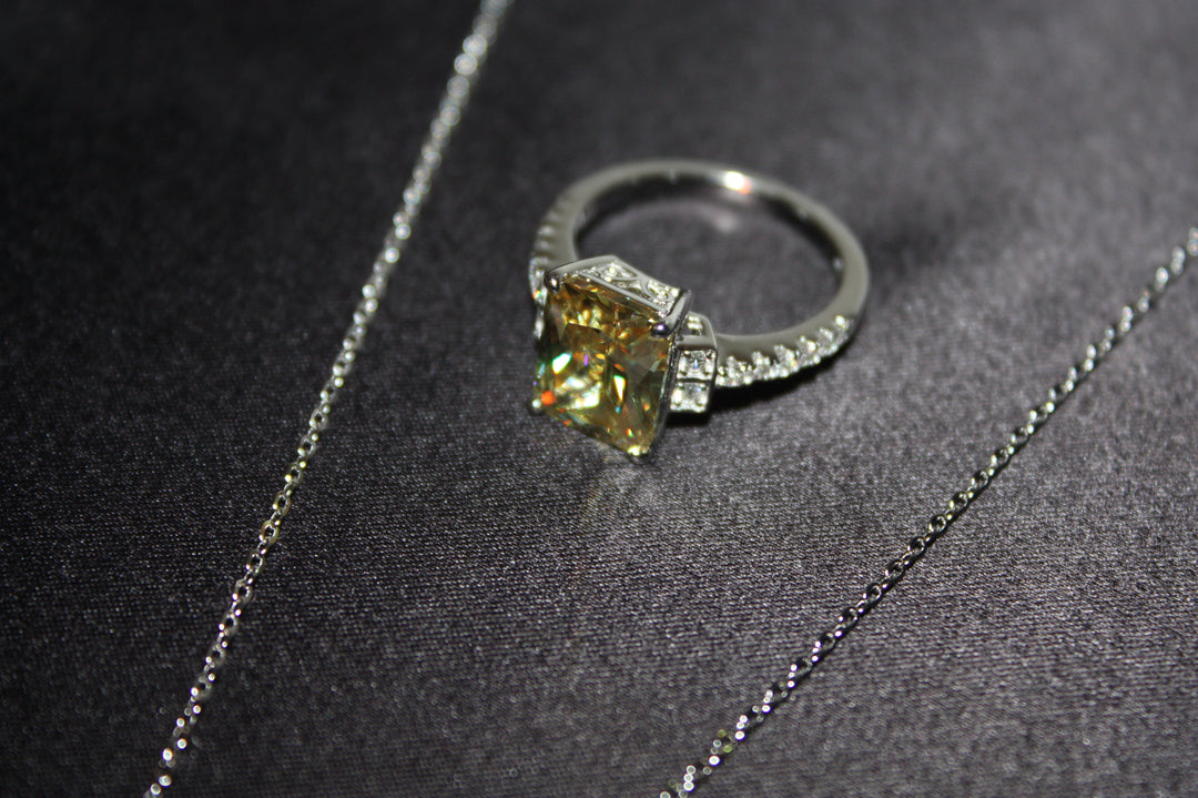 Chroma Dusk Set – Halsband & Ring i 925 Silver med Färgskiftande Prinsesslipad Sten