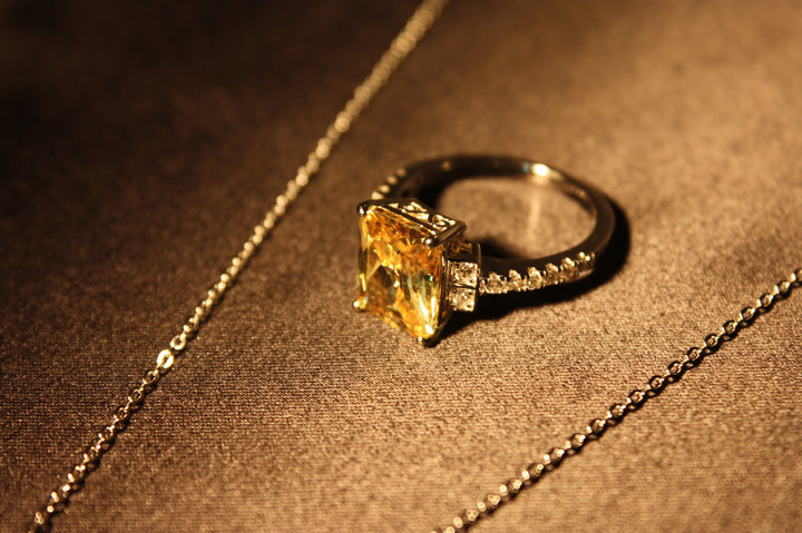 Chroma Dusk Set – Halsband & Ring i 925 Silver med Färgskiftande Prinsesslipad Sten